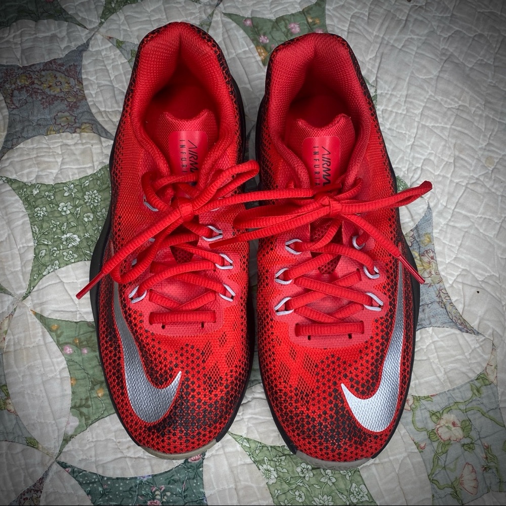 NIKE AIRMAX INFURIATE NWOT - Size 5